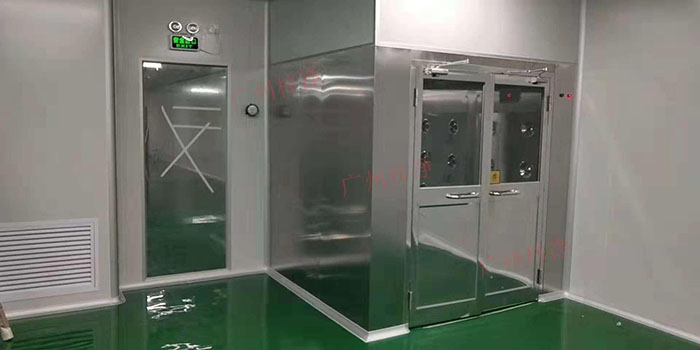 風(fēng)淋室能夠?qū)M入潔凈室的人員或物品進行高效的風(fēng)淋，以去除表面塵埃和微生物，確保潔凈室的環(huán)境質(zhì)量。