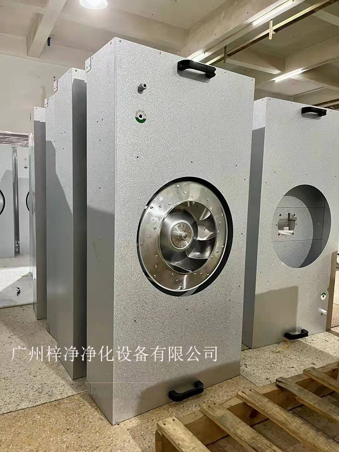 直流FFU適用于半導體、電子、平板顯示器和磁盤驅動器的廠家及光學、生物工業及其它對空氣中污染有嚴格控制要求的地方。