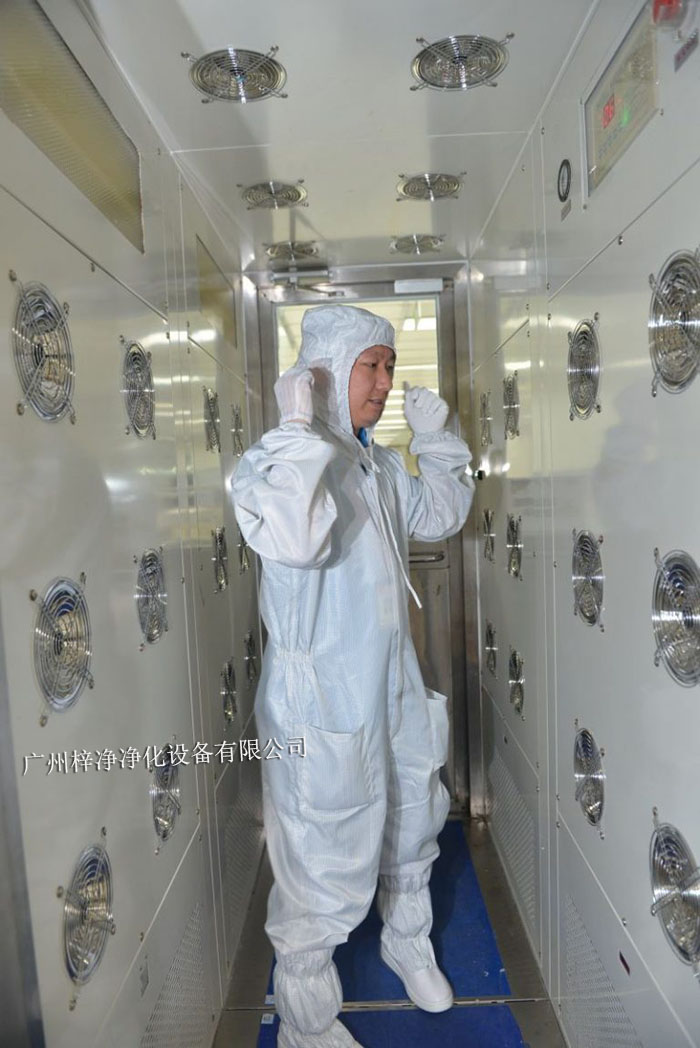 風淋室是一種用于去除人員、物料表面塵埃的凈化設備