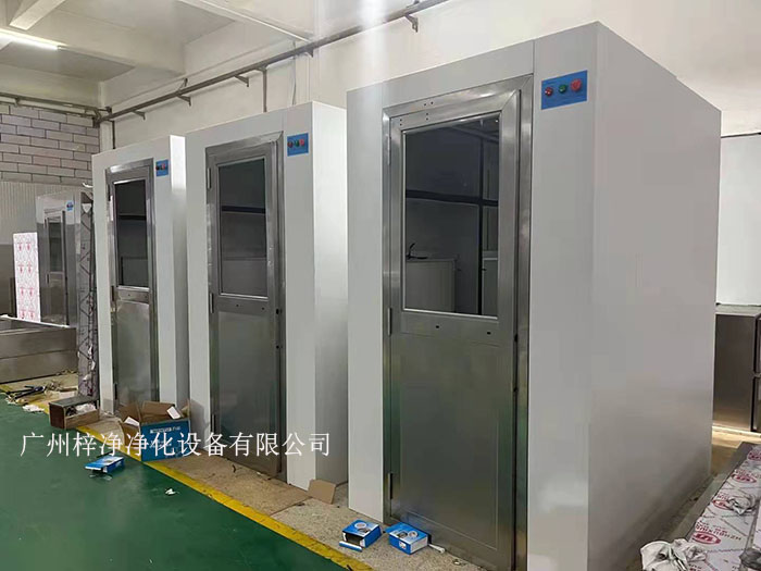 風淋室是一種用于去除或減少人員進入潔凈區(qū)前身上的塵埃和微粒的設備。
