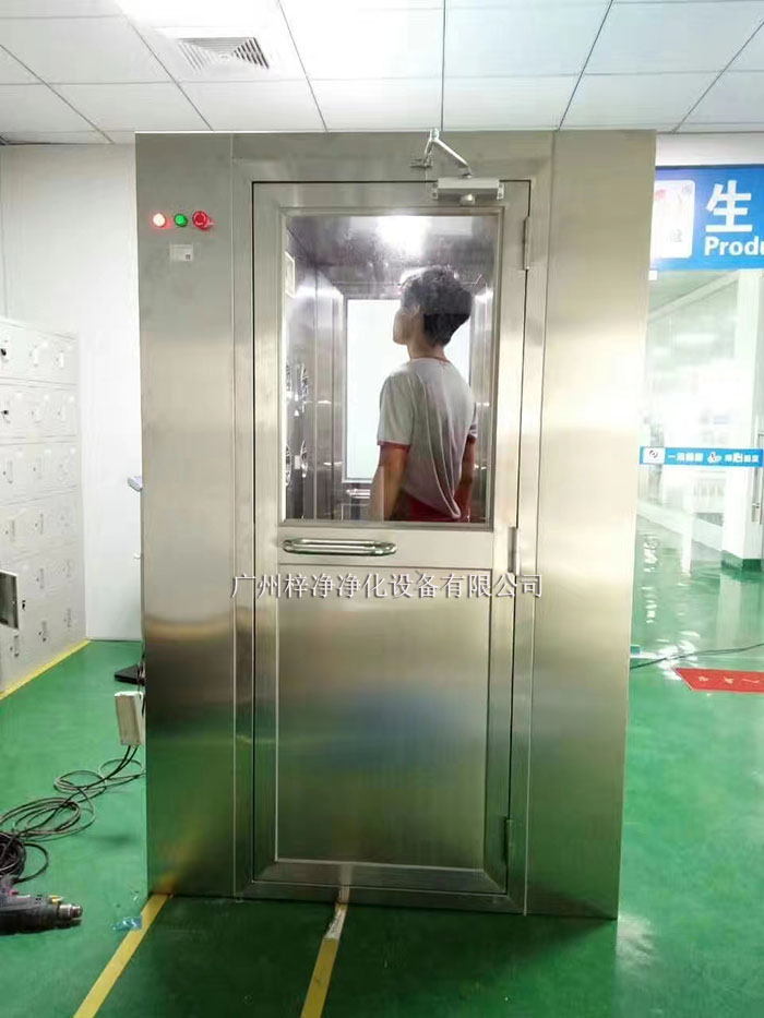 風(fēng)淋室主要是人員或物品的表面除塵，常用于潔凈室的入口處。