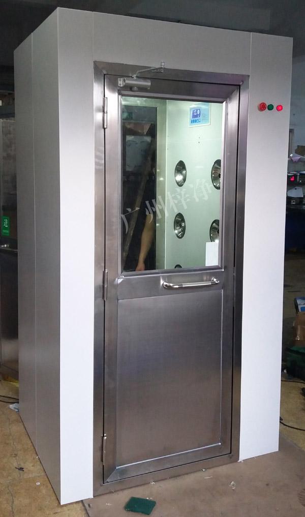 1200型風淋室是進入潔凈室所必需的通道，可以減少進出潔凈室所帶來的污染問題。